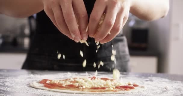 Osoba Ręce Ser Pizzy Przygotowania Surowca Pieczenia Produkcji Lub Procesu — Wideo stockowe