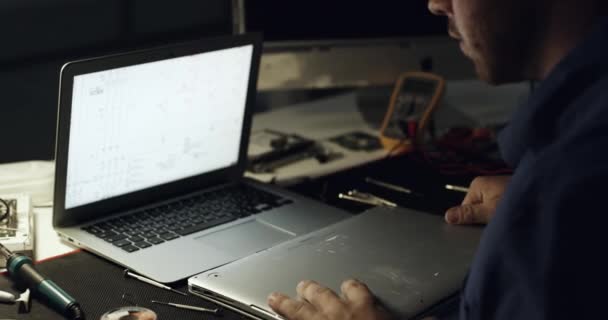Материнська Плата Ноутбук Чоловік Ремонтують Обладнання Електроніку Або Вирішення Проблем — стокове відео