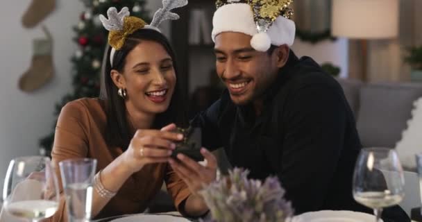 Natal Casal Feliz Celebração Com Presente Sorriso Caixa Relacionamento Juntos — Vídeo de Stock