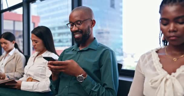 Šťastný Muž Telefon Čekání Kanceláři Sítě Sociální Média Nebo Komunikaci — Stock video