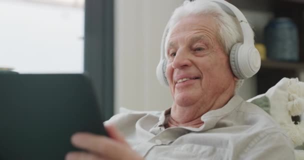 视频通话 家里和老年人与平板电脑 对话和沟通在客厅 在休息室 公寓或有技术 社交媒体或带着微笑的数字应用程序的老年人中的养老金领取者 — 图库视频影像