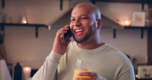 Mand Telefonopkald Glas Juice Hjemmet Nat Eller Smil Samtale Kommunikation – Stock-video
