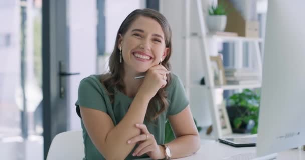 ビジネスウーマン オフィスでのオンライン研究のための顔とコンピュータ キャリアやプロジェクトのための笑顔と誇り 創造的なスタートアップ企業 代理店 ソウのウェブサイトの女性 肖像画 — ストック動画