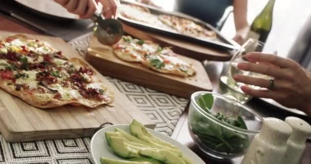 Pizza Corte Mãos Pessoas Casa Celebração Jantar Feriado Juntos Para — Vídeo de Stock