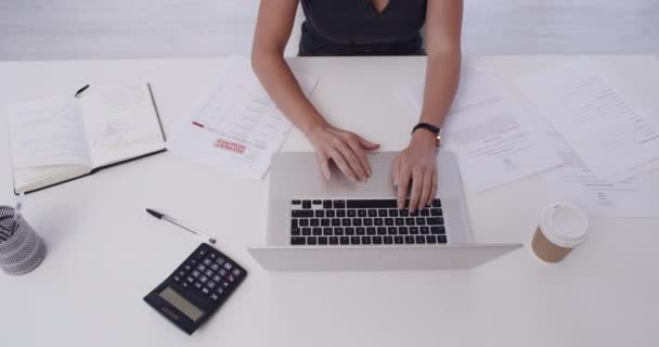 Mãos Mulher Esmagamento Punhos Laptop Com Estresse Erro Burnout Escritório — Vídeo de Stock