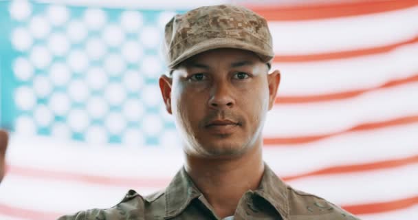 アメリカの国旗を持つ顔 ベテラン 軍事的英雄 愛国心に敬意を表します 米国からの軍隊 安全保障および戦士または兵士 肖像画および愛国者 — ストック動画