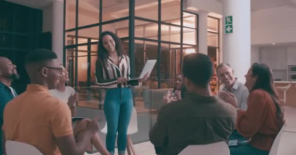 Notebook Obchodní Žena Potlesk Týmu Konferenčním Setkání Při Startu Noci — Stock video