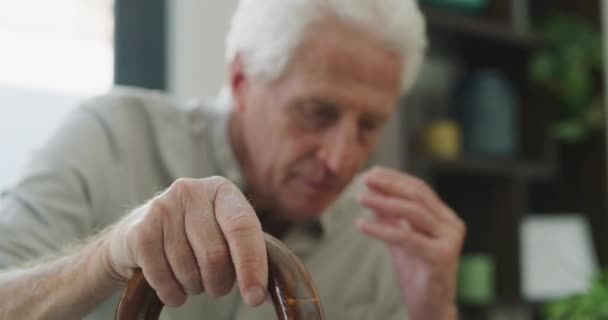 Casa Dolore Uomo Anziano Con Mal Testa Bastone Passeggio Ansia — Video Stock