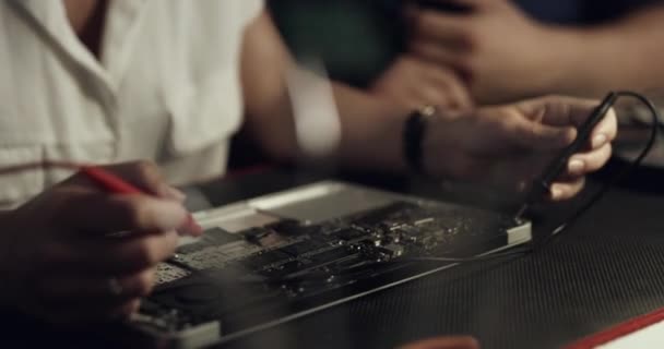 Материнська Плата Інструменти Руки Людини Ремонтують Комп Ютерне Обладнання Електроніку — стокове відео