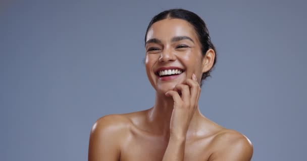 자신감 화장품과 파란색 미소에 여자의 스튜디오에서 자연광과 건강한 피부를 행복한 — 비디오