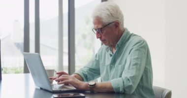 Laptop, ev ve kıdemli insanlar emeklilik planı, online geliştirme ya da beyin fırtınası gibi fikirleri düşünürler. Bilgisayar, planlama ve yaşlılar seçim, karar veya sorun çözme çözümünü hatırlıyor.