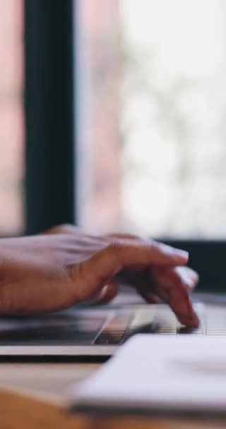 Tastatur Hände Und Geschäft Mit Person Laptop Und Verbindung Mit — Stockvideo