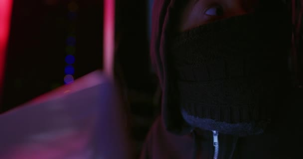 Ciberataque Hacker Mujer Con Seguridad Línea Crimen Instalación Virus Sala — Vídeo de stock