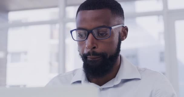 Hombre Negro Oficina Gafas Para Trabajo Cansado Portátil Para Problema — Vídeos de Stock