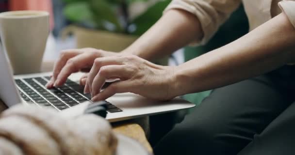 Remote Work Cafe Tangan Atau Manusia Dengan Laptop Untuk Perencanaan — Stok Video