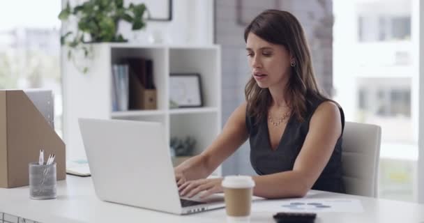 Laptop 404 Och Stress Med Frustrerad Affärskvinna Jobbet Problem Eller — Stockvideo