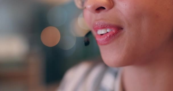 Mujer Consultora Centro Llamadas Boca Para Atención Cliente Preguntas Frecuentes — Vídeos de Stock