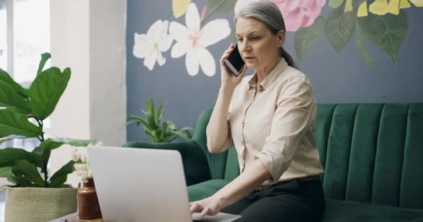 Zakelijk Vrouw Telefoontje Bakkerij Met Laptop Voor Typen Internet Scrollen — Stockvideo
