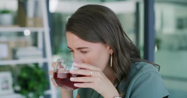 Üzletasszony Kiégett Teát Iszik Stresszre Vagy Fejfájásra Beteg Gyógyszer Irodában — Stock videók