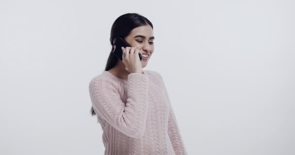 Kobieta Telefon Śmiać Się Studio Komunikacji Rozmowy Plotek Białym Tle — Wideo stockowe