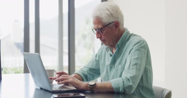 Laptop Σπίτι Και Ανώτερος Άνθρωπος Σκεφτείτε Σχέδιο Συνταξιοδότησης Απευθείας Σύνδεση — Αρχείο Βίντεο