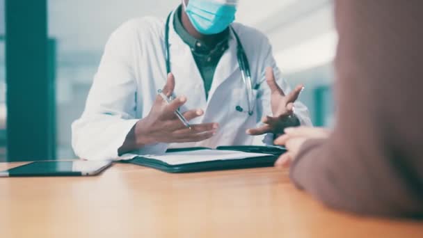 Bir Hastaya Yakın Çekim Ofis Doktor Danışma Hayat Sigortası Hastane — Stok video