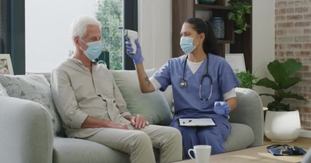 Termómetro Portapapeles Enfermero Revisan Anciano Busca Virus Fiebre Resfriado Enfermedad — Vídeo de stock
