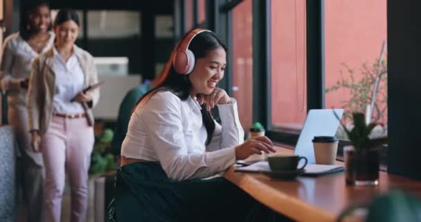 Laptop Företag Och Distansarbete Med Asiatisk Kvinna Kafé För Frilans — Stockvideo