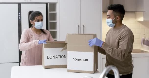 High Five Donatie Doos Met Koppel Covid Voor Liefdadigheid Gemeenschap — Stockvideo