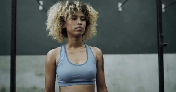 Černá Žena Fitness Tvář Důvěře Tělocvičně Pro Cvičení Cvičení Nebo — Stock video