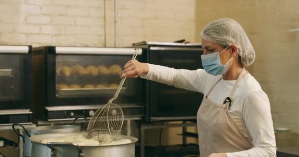 Keuken Chef Kok Handen Bagel Koken Een Fornuis Pot Met — Stockvideo