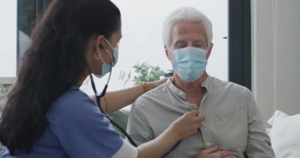 Stetoscopio Uomo Anziano Caregiver Ascoltano Battito Cardiaco Respirano Controllano Paziente — Video Stock