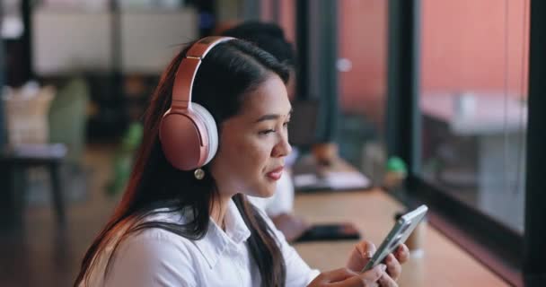 Wanita Headphone Dan Kafe Dengan Smartphone Musik Streaming Dan Bernyanyi — Stok Video
