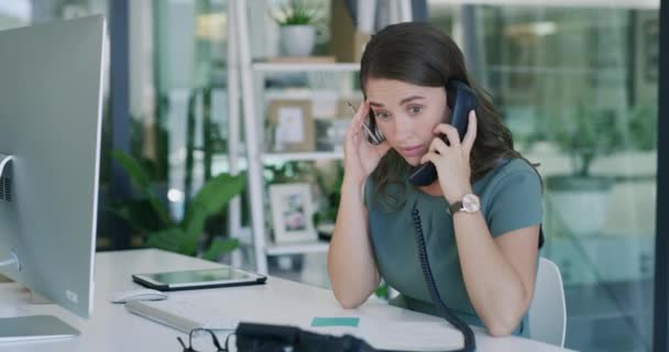 Frustrierte Geschäftsfrau Telefoniert Und Schreibt Für Kundenservice Terminkalender Oder Agenda — Stockvideo