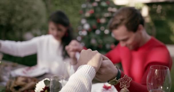 Karácsony Ima Barátok Vacsoraasztalnál Kéz Kézben Ünneplés Otthoni Kertben Csoport — Stock videók