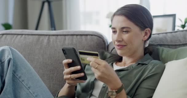 Kadın Kredi Kartı Telefon Online Alışveriş Için Kanepe Ticaret Ödeme — Stok video