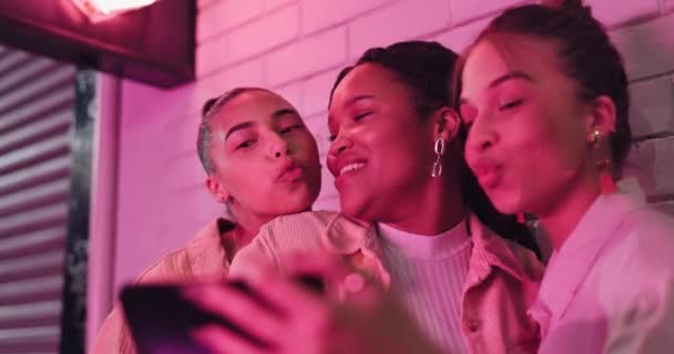 Vrouwen Selfie Vrienden Zijn Nachts Blij Voor Social Media Post — Stockvideo