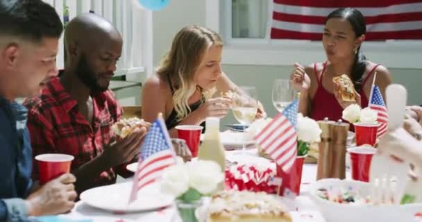 Amigos Comida Fiesta Bandera Americana Para Celebrar Comer Juntos Barbacoa — Vídeo de stock