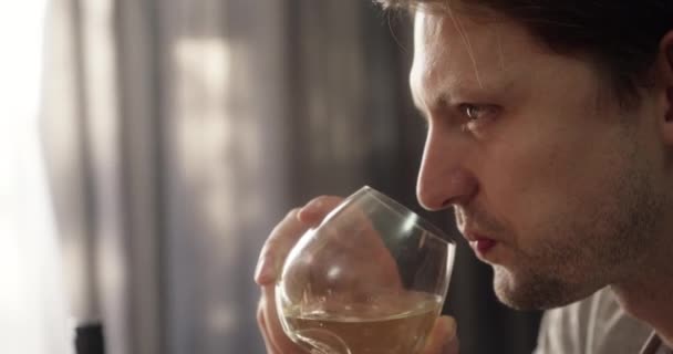 Man Glas Och Dricka Vin Hemma För Avkoppling Eller Alkohol — Stockvideo