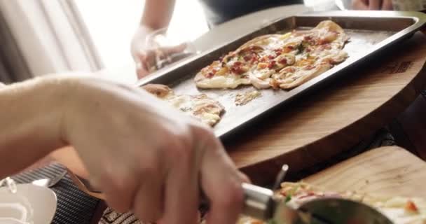 Пицца Порезы Руки Людей Доме Честь Ужина Праздника Вместе Сблизиться — стоковое видео