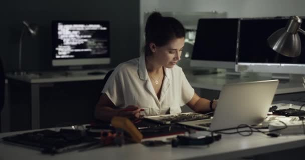 Szczęśliwa Kobieta Licznik Świętować Naprawa Sprzętu Komputerowego Elektroniki Lub Rozwiązania — Wideo stockowe