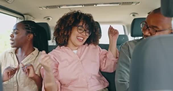Glimlach Dans Vrienden Auto Voor Een Roadtrip Samen Vakantie Vakantie — Stockvideo