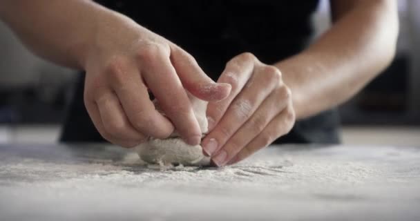 Osoba Ręce Ciasto Mąki Blacie Kuchennym Pieczenia Gotowania Lub Procesu — Wideo stockowe