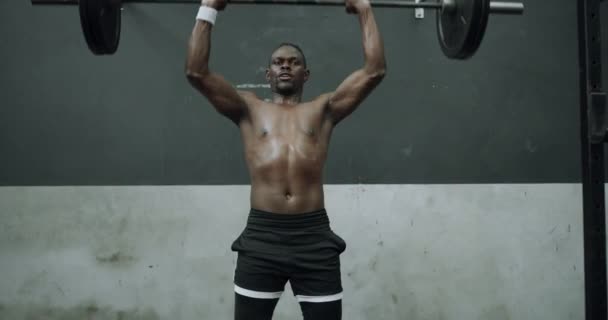 Фитнес Штанга Африканский Бодибилдер Тренажерном Зале Упражнения Силовых Тренировок Железом — стоковое видео