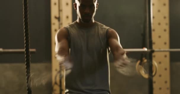Άνδρας Γυμναστήριο Και Παλαμάκια Κιμωλία Στα Χέρια Για Προπόνηση Άσκηση — Αρχείο Βίντεο