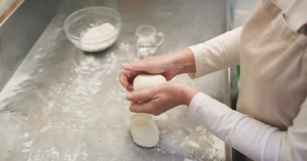 Ręce Ciasto Osoba Ugniatająca Mąką Kuchni Ręcznie Robione Ciasto Przygotowywanie — Wideo stockowe