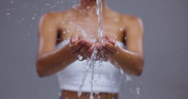 Вода Кожа Руки Женщины Сером Фоне Уборки Спа Велнес Косметики — стоковое видео