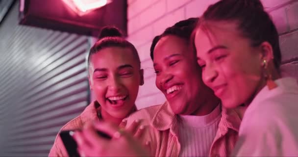 Noche Luz Neón Mujeres Con Selfie Sonrisa Divertido Con Las — Vídeos de Stock