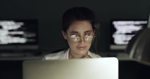 Kvinne Programmerer Datamaskin Koding Informasjonsteknologiløsning Eller Lese Programvare Skript Natten – stockvideo