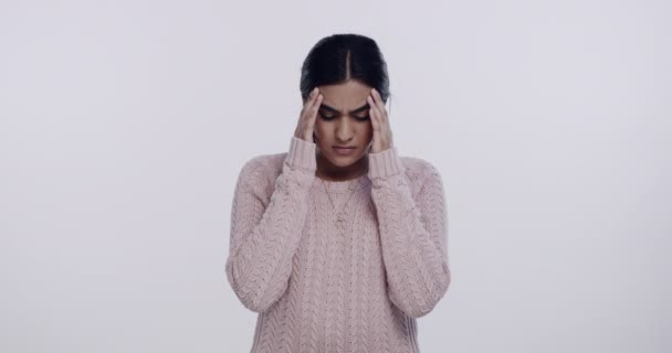 Kopfschmerzen Burnout Oder Schmerzen Mit Indischen Frauen Studio Auf Weißem — Stockvideo
